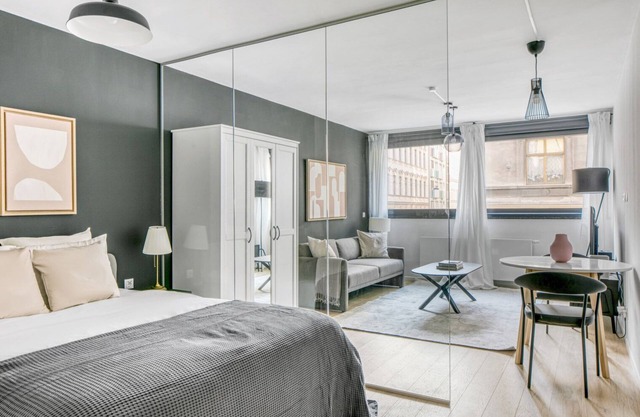 Lovely Neubau 1BR w/Elevator, close to shopping, U3, U6, by Blueground