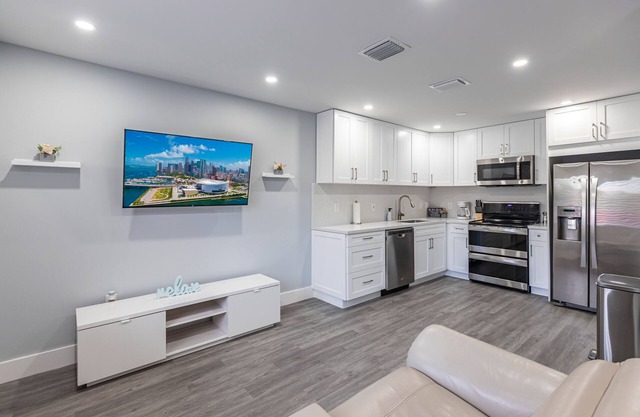 Lovely Newly Renovated! Townhouse 3 bedroom 3 bathroom/Nice Patio