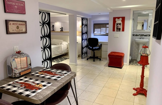 Lovely petite studio, walk to LIRR and Bell Blvd.