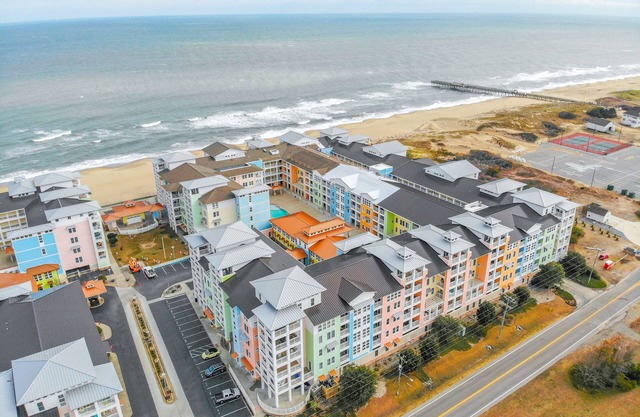 Lovely Poolside Condo in an Oceanfront Building!