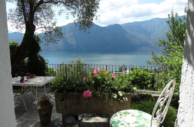 Lovely renovated barn, stunning lake views, olive grove, breeze +peace of mind