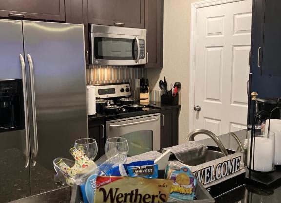 Lovely Spacious 2 BD w/ Pool and WiFi. Near Beaches, Downtown Tampa, And Shopping Mall!