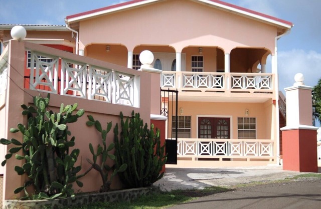 Lovely, spacious 3-bedroom apartment with WiFi, A/C in Beausejour, Gros Islet