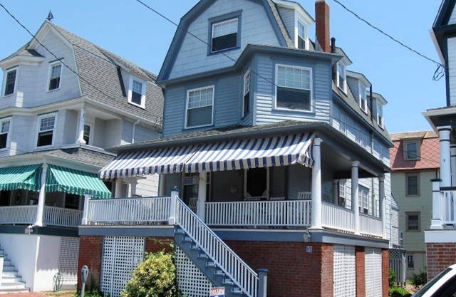 Lovely & Steps to Finest Beach. Center of Cape May. Multi-Car Private Driveway!