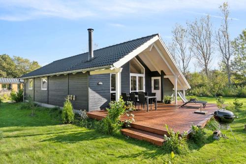 Lovely Summer House With Spa, Close To The Beach