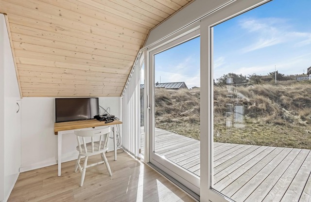 Lovely thatched holiday home with a large annex - 1029
