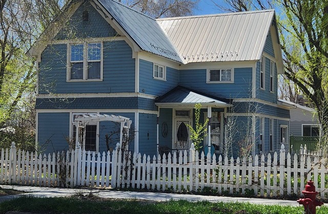 Lovely Victorian house in Paonia: walk to town, the park, and the river.