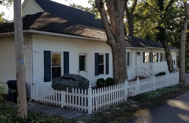 Lovely, Well-Maintained Cottage, 5' minute walk to Lake