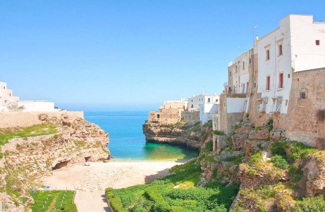 Low Cost Orange Studio Apartment, Kitchen Air Conditioning :Beach Holiday Apulia