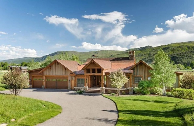 Low Tax Luxe Mountain Getaway by Aspen for Outdoor fun with Friends & Family!