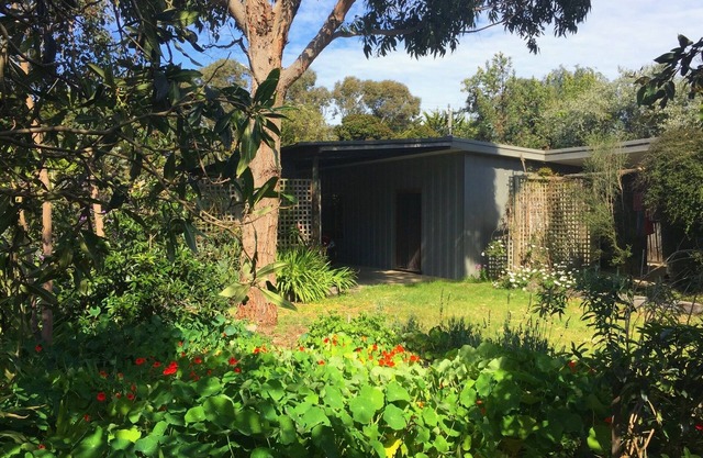 Lower Bluff Hideaway. Prime location. Milly's Beach/Ramsar site. Pets welcome.