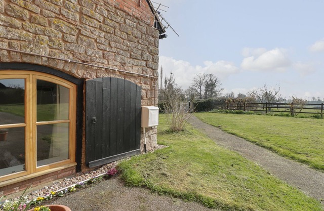 LOWER VENN GRANARY APARTMENT 1, romantic in Bodenham