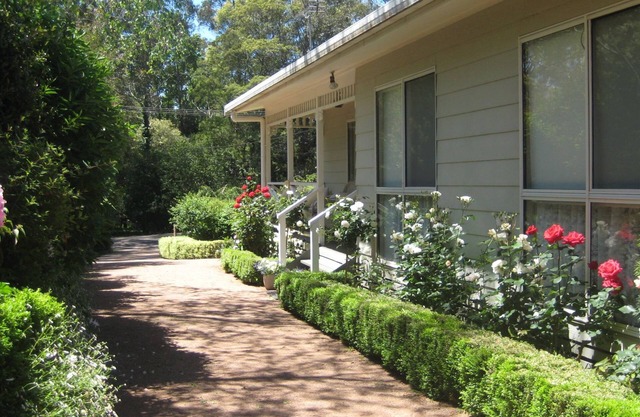 Lucindale lovely cottage garden