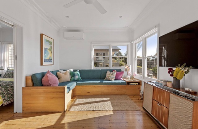 Lucy's 1960s Retro House Mollymook | Wine | Sunny Veranda | Breakfast | Wifi