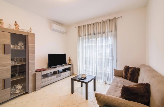 Luminous Apartment Oura Nascente close to the Sea with Balcony & Wi-Fi