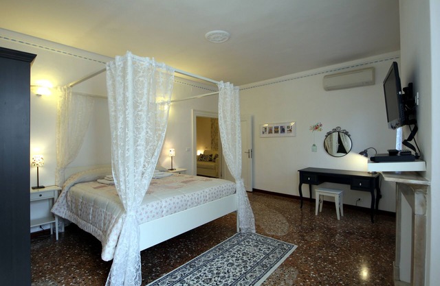 Luminous apartment with garden