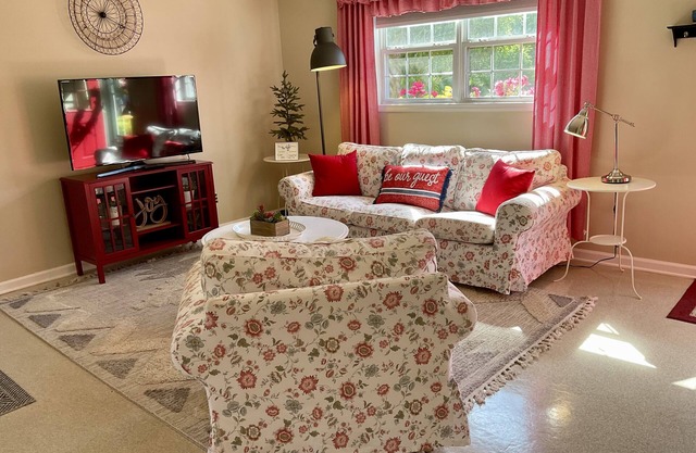 Lunas Flat 145 :Spotless, Sweet, Cozy & Comfy. Just renovated.
