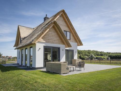 Lush Villa in De Cocksdorp Texel with Steambath