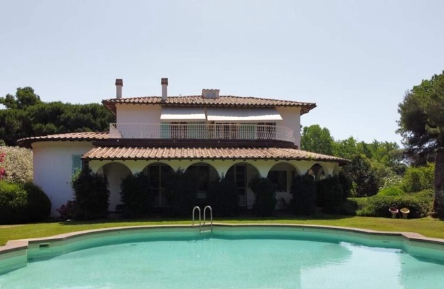 Lussuosa villa con piscina, immersa nella maremma Toscana.