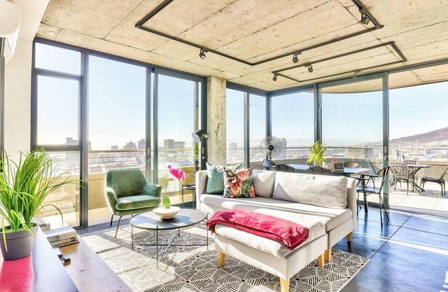 Lux Bo Kaap Apartment - Pool Deck -Mountain Views