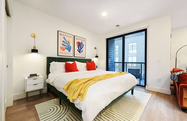 Lux King Bed | Free Parking + Gym | UPMC+CMU+Pitt