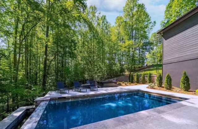Lux Lakefront Escape—Pool—Hot Tub—Poker—Fire Pit!