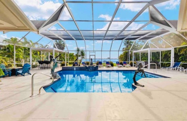 Lux Riverfront Retreat~Pool~Spa~Outdoor bar~Tropical Yard~Direct Gulf Access