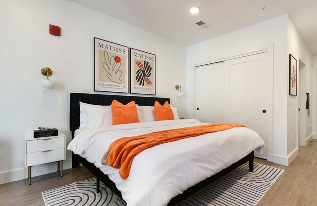 LUX - Studio + King Bed + Gym + Free Parking