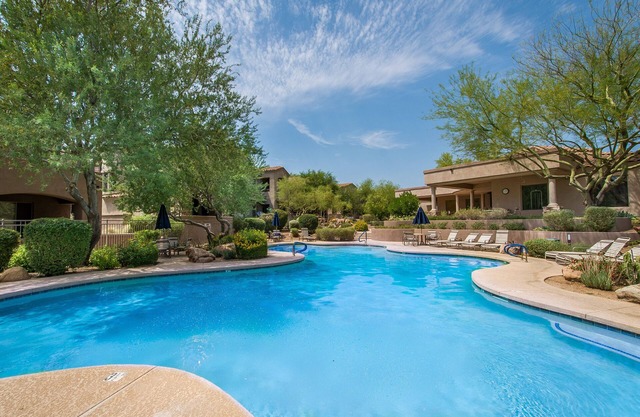 Lux townhome in Tesoro at Grayhawk - WALK to grocery/coffee/restaurants!