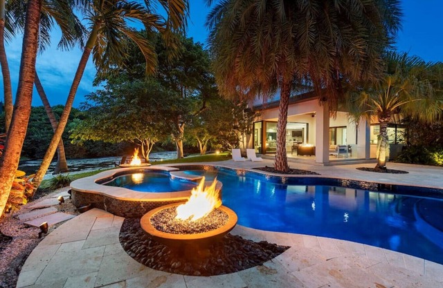 Lux Villa with pool on the water/Beach Access!