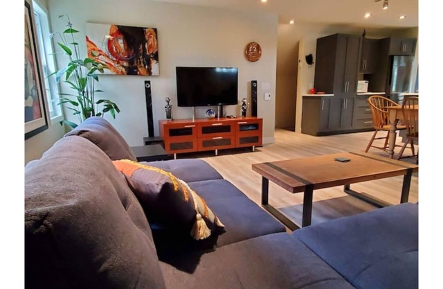 LuxAetre - Spacious renovated apartment in the heart of Knowlton