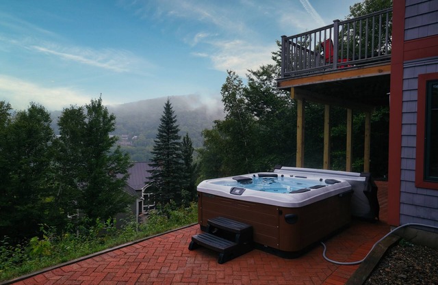 🏔 Luxe 7BR Mountain Lodge | ⛷ Walk to Loon | ♨️ Hot Tub | 🎮 Arcade & Games | 🔥 Fire Pits