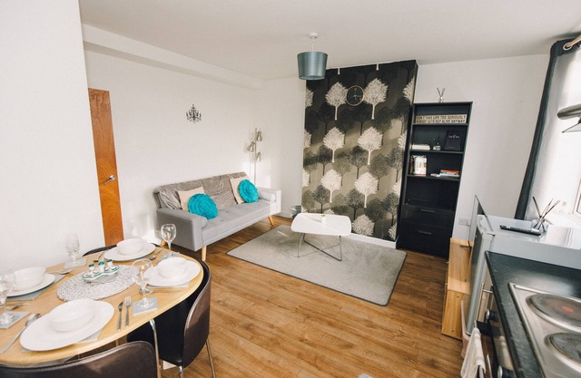Luxe Central King-Size Apt w/Wi-Fi & Free Parking