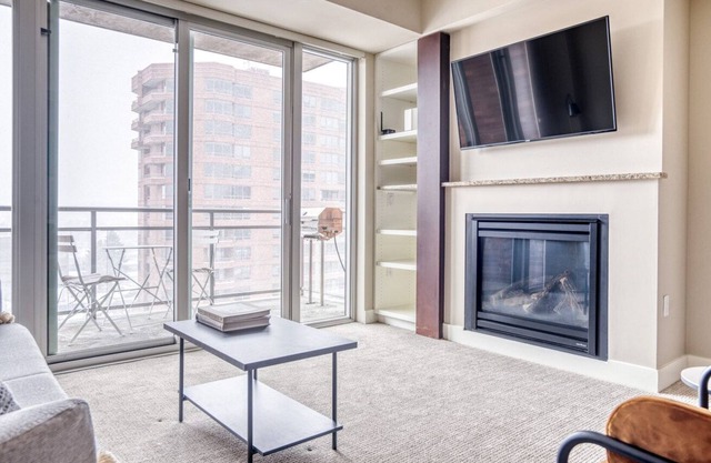 Luxe Cherry Creek 1BR w/ Sauna & Theater, near shopping, by Blueground