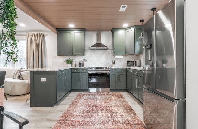 Luxe Cottage w/hot tub + firepit + library near lake. Pet friendly!