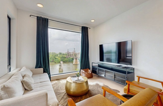 Luxe downtown condo on the waterfront - river-view balcony, fast WiFi & W/D