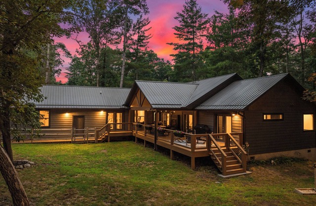 Luxe Forest Home 2 mi. to Downtown HotTub FirePit