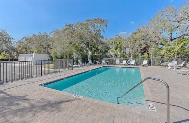 LUXE GETAWAY! New Apt, E-SCOOTERS Available, Corporate, Nurses welcome. Disney+