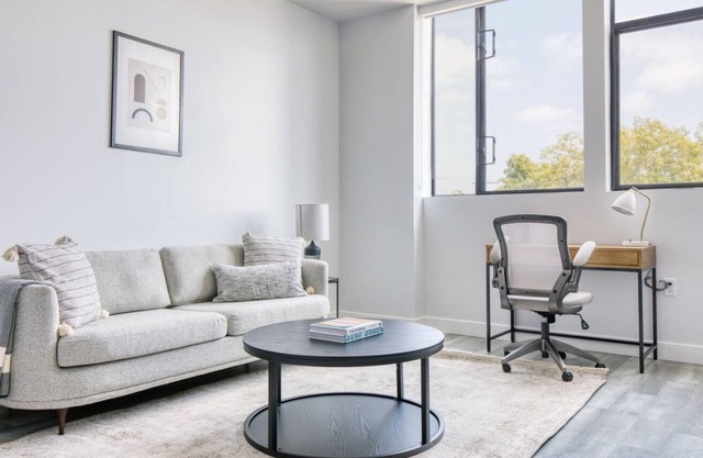 Luxe Hollywood Studio w/ BBQ & Roof Deck, prime area, by Blueground