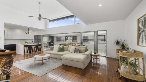 Luxe Jetty Apartment - Stylish, Walk to Beach & Cafes