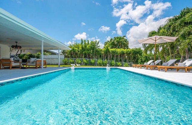 LUXE Lake Oasis I Dock, Pool & Designer Interiors