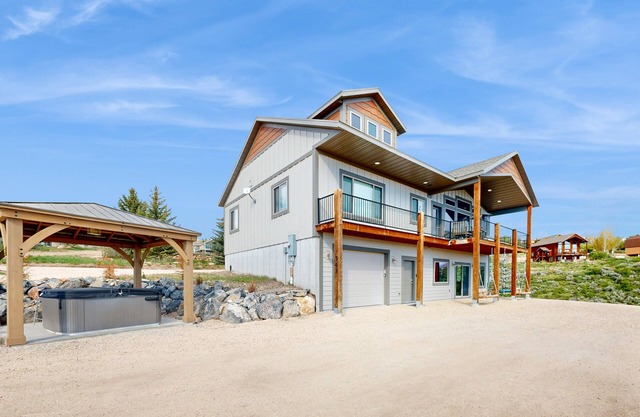 Luxe lake view, dog-friendly home w/access to pool, hot tub, & beach