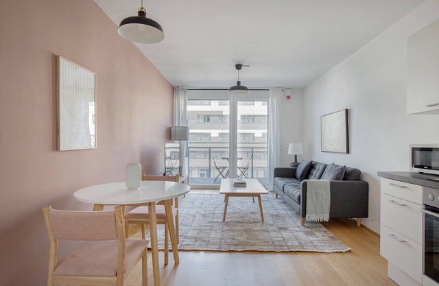 Luxe Landstraße 1BR w/Garden & Balcony, nr Hyblerpark, by Blueground