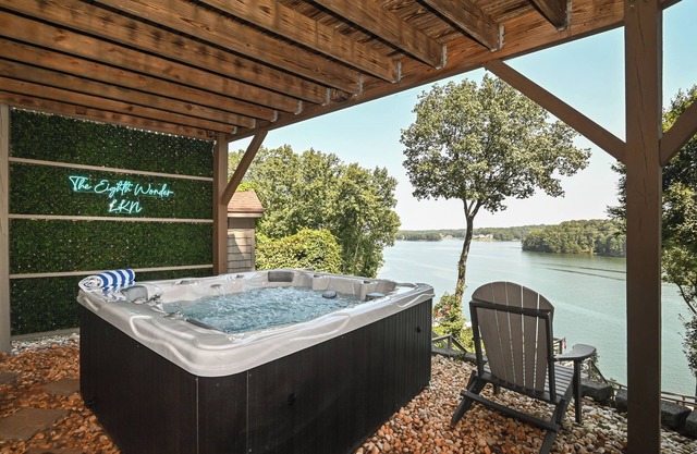 LUXE, LKN DEEP WATER, VIEWS, HOT TUB, GAME ROOM