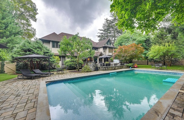 Luxe Longmeadow Estate w/Private Hot Tub