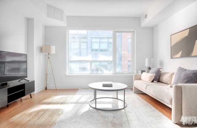 Luxe Mount Vernon Studio w/Pool, W/D & Gym, near Metro, by Blueground