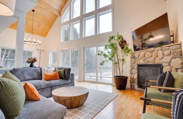 Luxe Mountain Escape ~ Sauna ~ Hot Tub ~ Pool Table ~Arcade Games~ Massage Chair