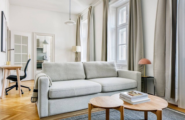 Luxe Neubau Studio w/Elevator, near shops, Metro U3, U6, by Blueground