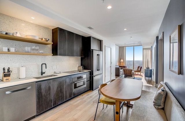 Luxe Rainey Street condo w/private balcony - rooftop pool & gym