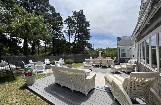 LUXE Renovated HOME WALK *2* food, shops, beach